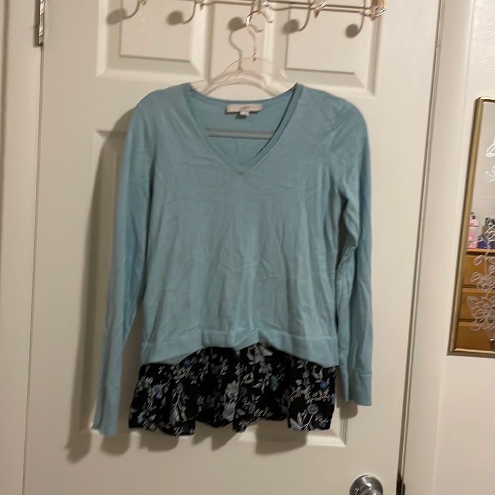 EUC Loft Vneck sweater w/floral trim sz.sm 239